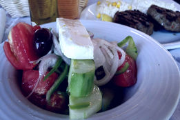 در یونان، سالاد فقط خورده نمی‌شود..!